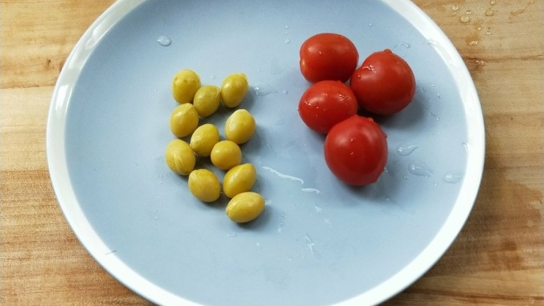 了不起的小番茄+家常健脑菜,准备白果和<a style='color:red;display:inline-block;' href='/shicai/ 89994'>小番茄</a>。
～我今天是刚刚好没黄花菜了用白果代替，建议放黄花菜哟