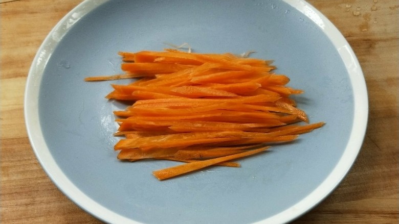 了不起的小番茄+家常健脑菜,胡萝卜切细丝。