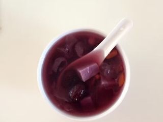 红枣银耳莲子汤,比如加点紫薯就变如图这样也是很好吃的!