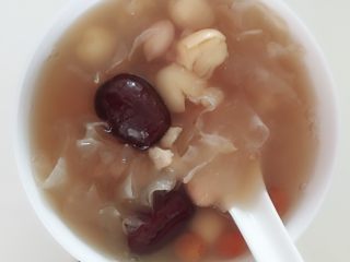 红枣银耳莲子汤,煮好后加入冰糖，就可以了！也可以选择自己喜欢的东西加进去，比如加点红豆什么的！