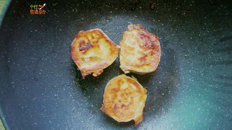 自制鸡蛋汉堡,单面煎到差不多凝结就可以翻面了。翻过来后直接关火就可以。