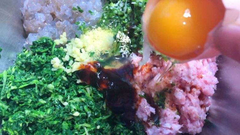 荠菜虾仁馄饨,打入一个鸡蛋