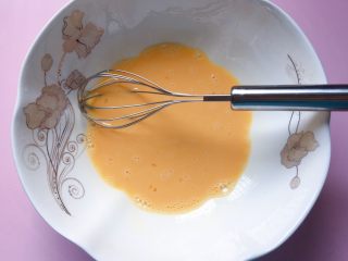 网格蛋饼,用手动打蛋器搅打均匀