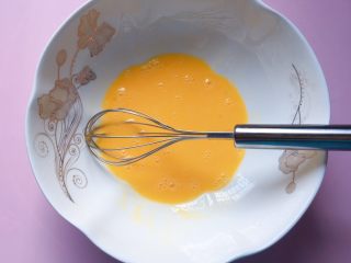 网格蛋饼,取一个大碗，打入鸡蛋，打散