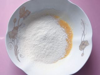 网格蛋饼,筛入低筋面粉