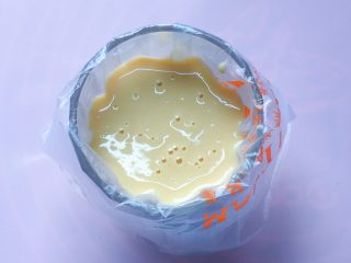 网格蛋饼,准备一个一次性裱花袋，套在杯子上，把拌好的蛋卷面糊倒入裱花袋里