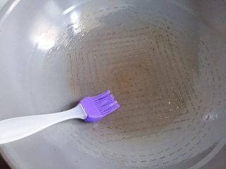网格蛋饼,不粘锅小火预热，刷一层薄薄的油