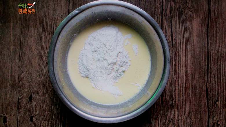 无油低卡酸奶蛋糕,筛入低粉和玉米淀粉搅拌至无颗粒顺滑状态