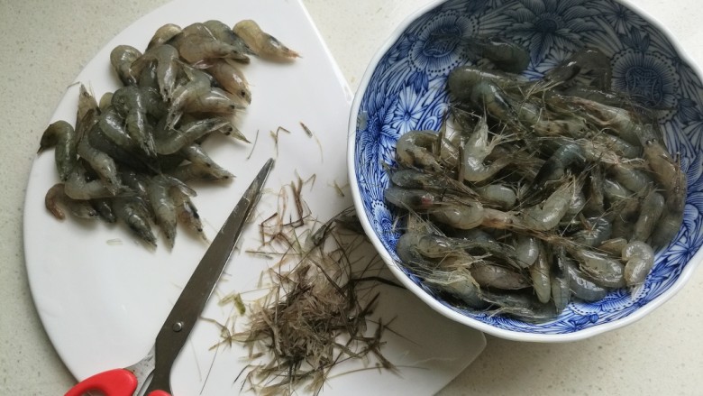 小白虾拌韭菜,小虾用剪刀把虾须剪干净。