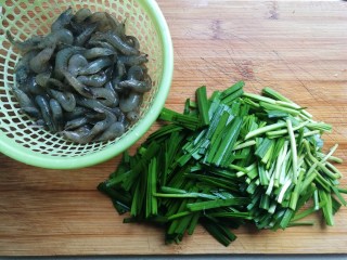 小白虾拌韭菜,小虾洗净后控干水份，把韭菜洗净后切段备用。