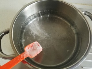 小白虾拌韭菜,锅中水烧开，放入适量的盐和几滴花生油。