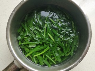 小白虾拌韭菜,然后捞出用纯净水过凉备用。