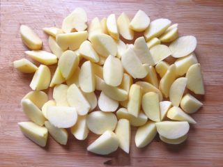 红烧肉炖土豆,将土豆去皮洗净，切成小块备用