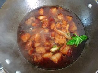 红烧肉炖土豆,添入适量开水，盖上锅盖，中小火炖煮约半小时