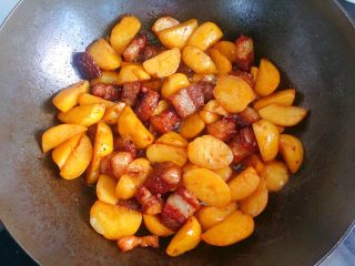 红烧肉炖土豆,大火快速翻炒均匀收汁即可