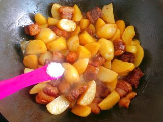 红烧肉炖土豆,待土豆熟透，汤汁变少时，调入适量盐