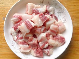 红烧肉炖土豆,将五花肉洗净切成小块