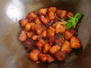 红烧肉炖土豆,翻炒均匀至五花肉上色
