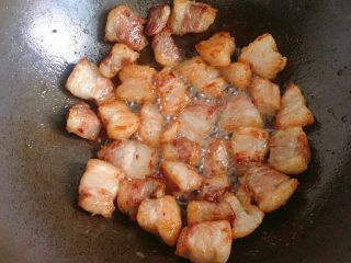 红烧肉炖土豆,然后倒入五花肉炒至表面焦黄色