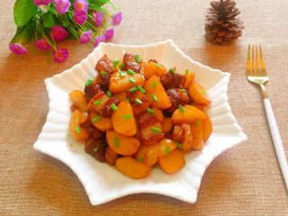 红烧肉炖土豆,出锅装盘即可食用。