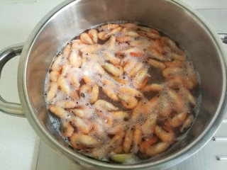 小白虾拌韭菜,然后把虾煮熟。