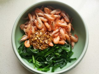 小白虾拌韭菜,把调好的蒜泥汁倒进盛入韭菜和虾的容器内。