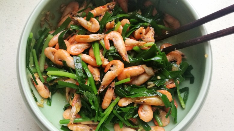 小白虾拌韭菜,用筷子搅拌均匀就可以吃了。