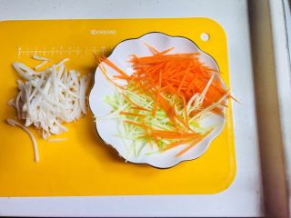 零失败快手菜腐皮卷,胡萝卜，西葫芦都是用切菜器刨成丝