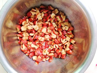 养生枣糕,用厨房剪刀✂️把红枣剪成小丁状，去核。