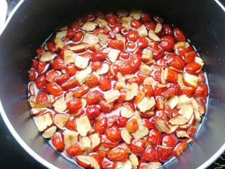 养生枣糕,把剪好的红枣，倒进小奶锅里，加200克水，小火煮