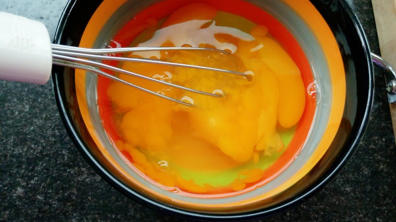 西红柿打卤面,鸡蛋打入碗中打散