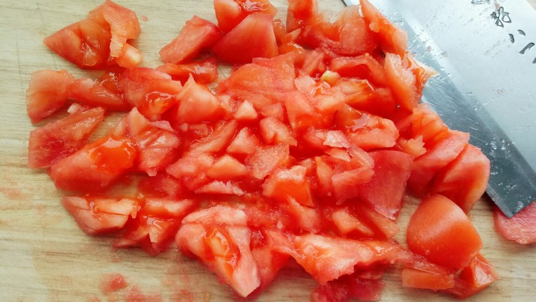 西红柿打卤面,将去好皮的番茄切碎