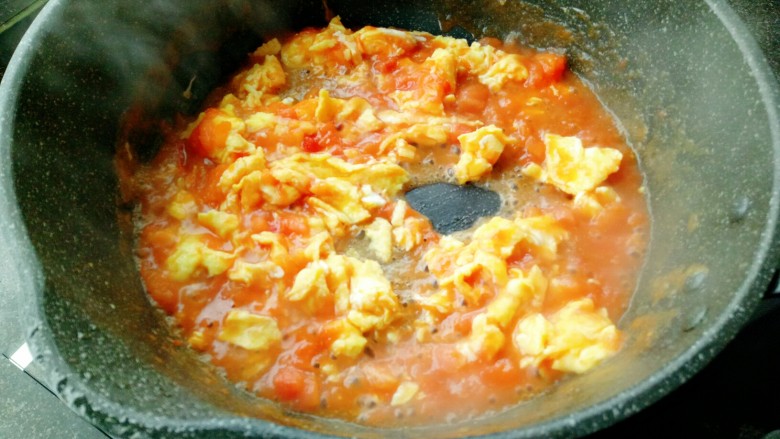 西红柿打卤面,烧至汤汁浓稠放入提前炒好的鸡蛋