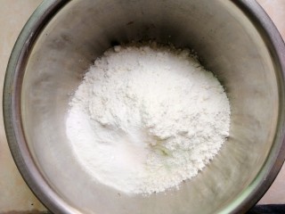 养生枣糕,把低筋面粉和无铝泡打粉混合均匀，过筛备用。（图片中还没过筛的）