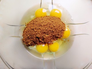 养生枣糕,倒入全部红糖到鸡蛋液里（记得准备一盆温水，全蛋打发比较难，隔温水打发成功率高，时间也缩短很多）