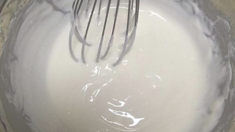 在家轻松制作奥利奥芝士冰棍,加入牛奶继续搅拌