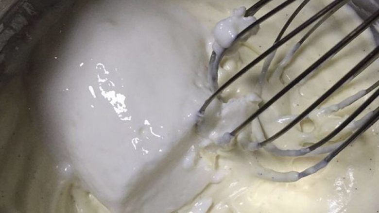 在家轻松制作奥利奥芝士冰棍,拌入酸奶、糖粉搅拌均匀。酸奶要选择浓稠一点的酸奶。家庭自制的酸奶更好。