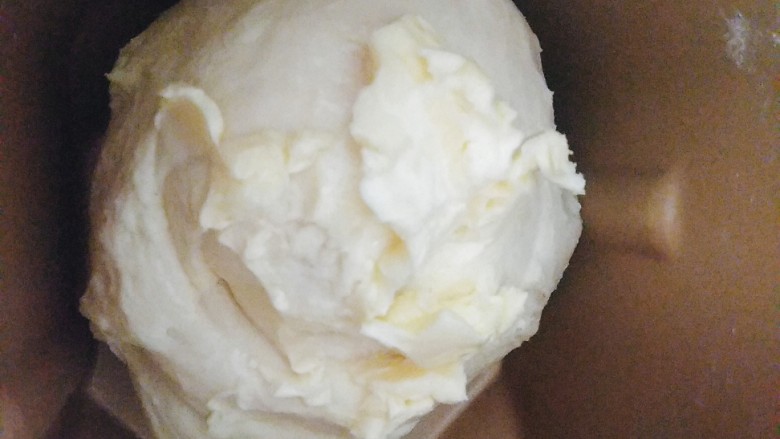 一次性发酵酸奶小餐包~~安安原创食谱~,加入提前室温软化好的黄油，再一个搅拌iMix程序；