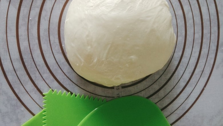一次性发酵酸奶小餐包~~安安原创食谱~,从面包机里取出面团，滚圆，平均分成16份，可以用电子秤，先称一下总面团重量然后除16，大概50克左右一个面团；