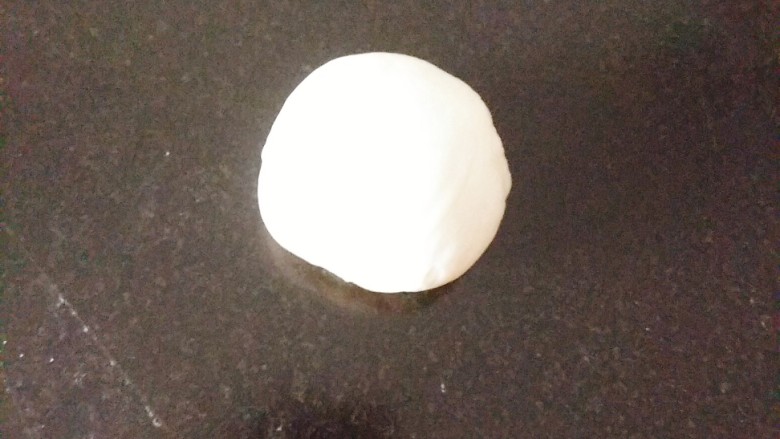 一次性发酵酸奶小餐包~~安安原创食谱~,把每一个面团用手滚圆，揉成光滑的圆形面团；
