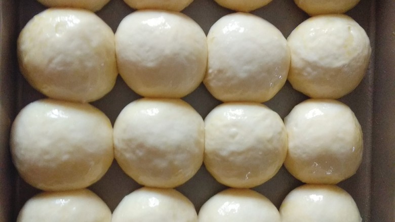 一次性发酵酸奶小餐包~~安安原创食谱~,面团表面刷全蛋液；