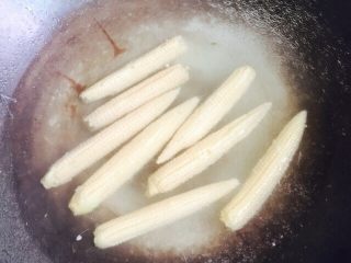 双笋炒虾仁（芦笋+玉米笋）,放入玉米笋焯水一分钟