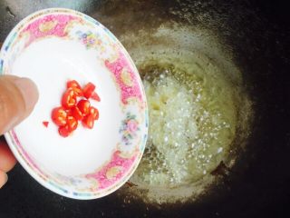 双笋炒虾仁（芦笋+玉米笋）,放入小米椒爆香