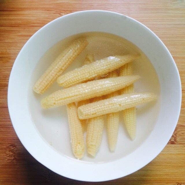 双笋炒虾仁（芦笋+玉米笋）,捞起放入凉水中