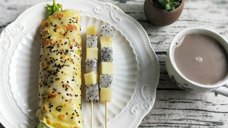 鸡蛋生菜卷饼+水果串+核桃芝麻糊营养早餐