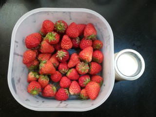 草莓布丁,选用新鲜草莓，自制的酸奶。