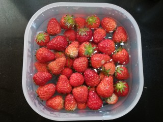草莓布丁,草莓用流动的水，多冲洗几遍，摘去蒂叶。