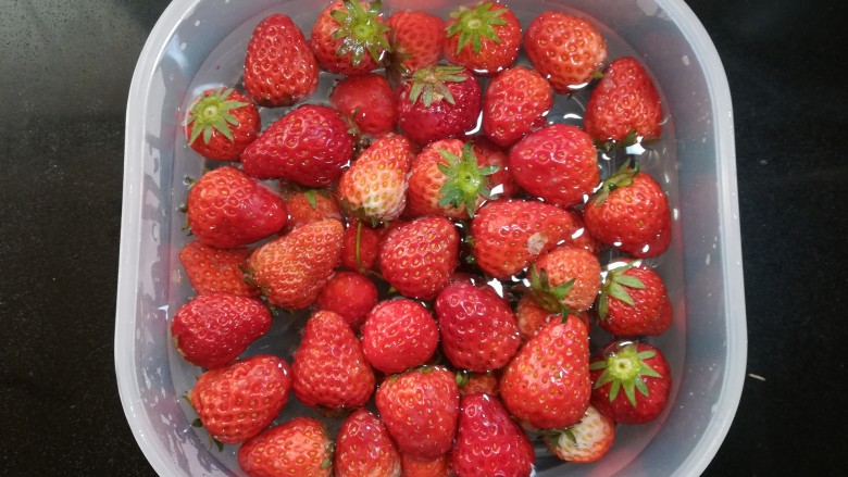 草莓布丁,草莓用流动的水，多冲洗几遍，摘去蒂叶。