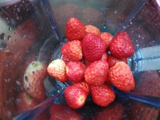 草莓布丁,草莓放入料理机中。