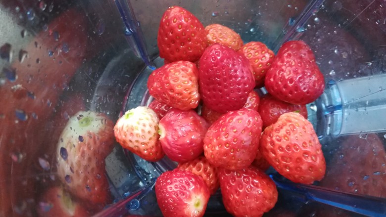 草莓布丁,草莓放入料理机中。